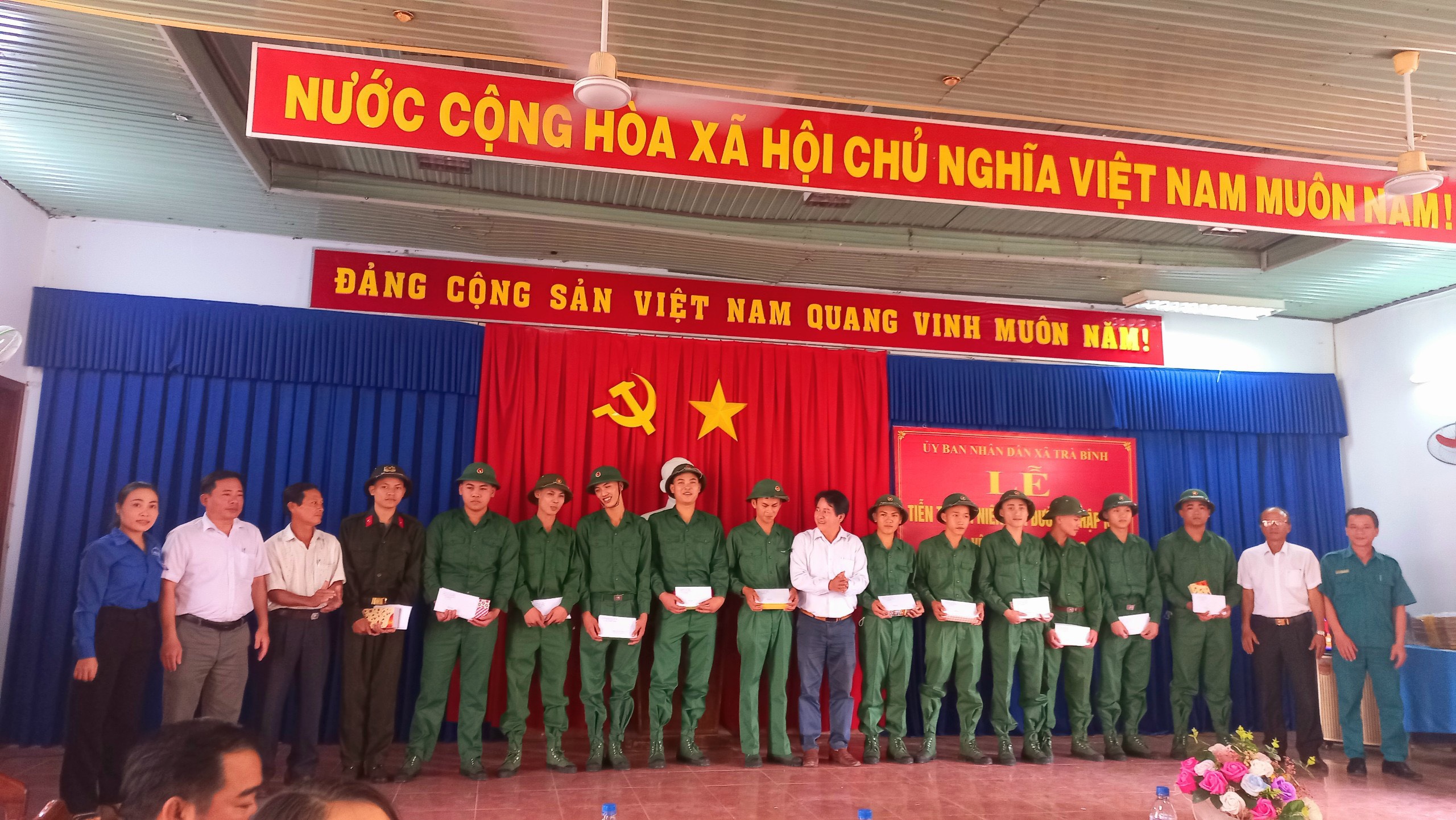 Lãnh đạo Đảng ủy, HĐND, UBND và UBMTTQVN xã Trà Bình gặp mặt các thanh niên lên đường nhập ngũ năm 2023.